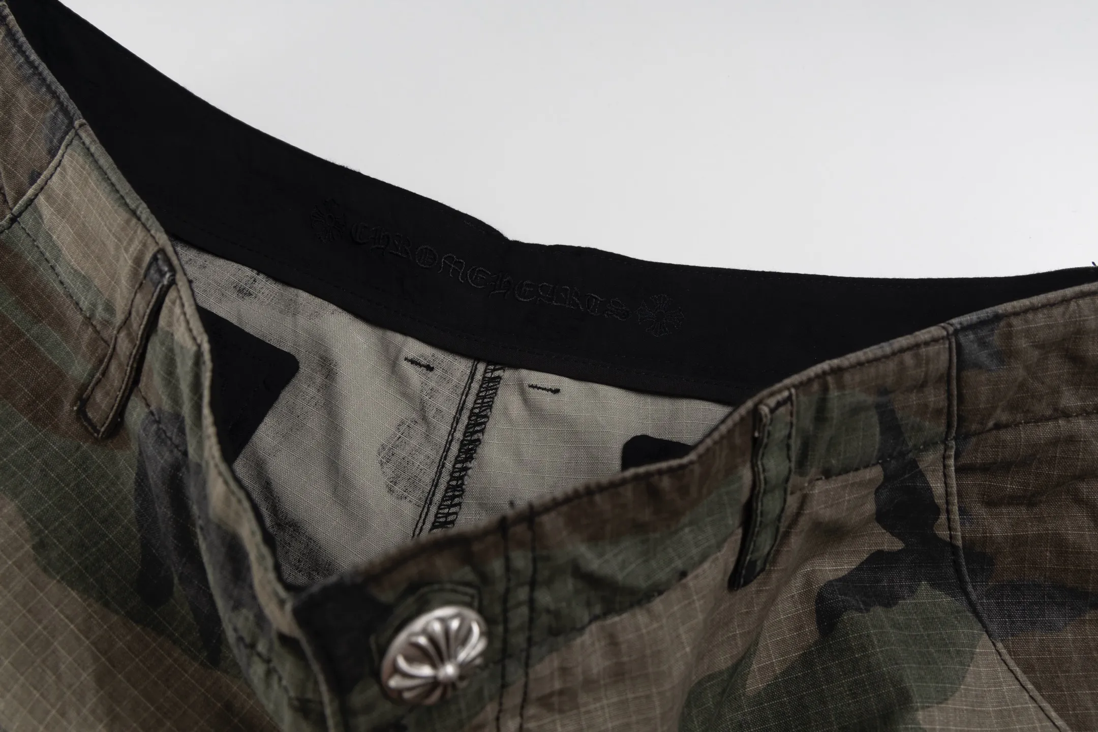 🅿️680 [Exclusive supply] CH Crow heart camouflage leather genuine antique silver work trousers. The fabric is made of custom-dyed fully divided camouflage, and the lining is CH jacquard lining. The minimum order is 1000 meters. There are 14 genuine antique silver hardware in the whole trousers. Half of the cost is spent on the hardware. The leather is made of imported lambskin, and the edge is made by hand. The embroidery on the waist is imported Tajima machine, precision embroidery. Size:32/34/36
